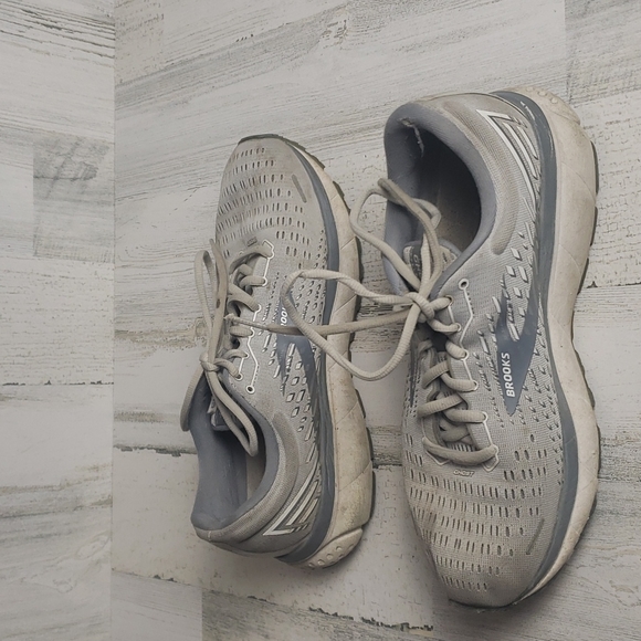 Brooks Ghost 13 gray and white running shoes. Size 10W - Picture 7 of 12